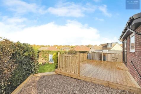 8REAR GARDEN/DECKING