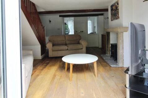 LIVING ROOM: