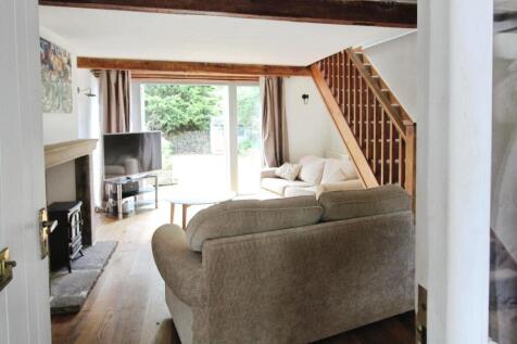 LIVING ROOM: