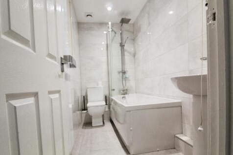BATHROOM  / WC: