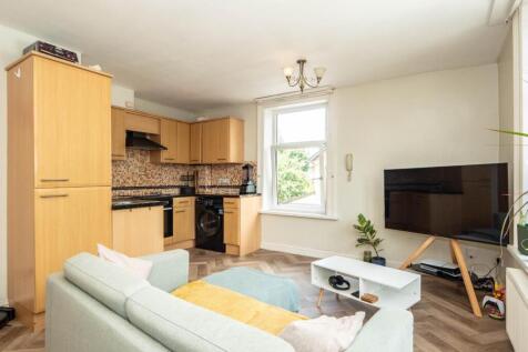 Living Room / KItchen: