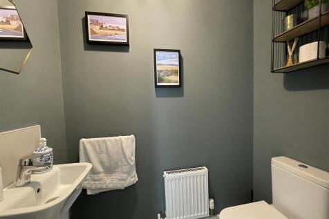 11 Ludlow Lane - Cloakroom.JPG