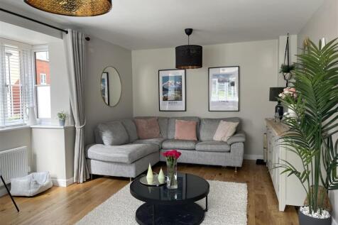 11 Ludlow Lane - Living Room.JPG