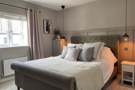 11 Ludlow Lane - Master.JPG