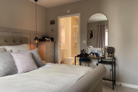 11 Ludlow Lane - Master 1.JPG