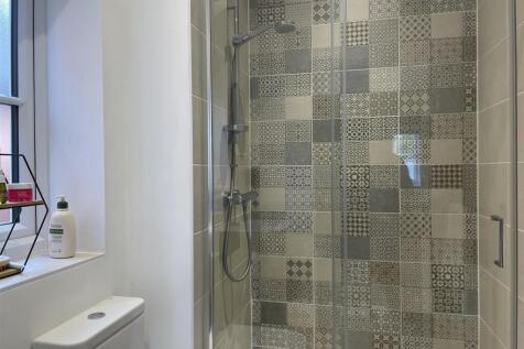 11 Ludlow Lane - En-suite.JPG