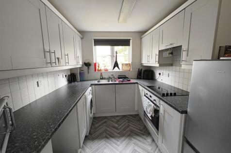 34 Plough Close kitchen 2.jpg