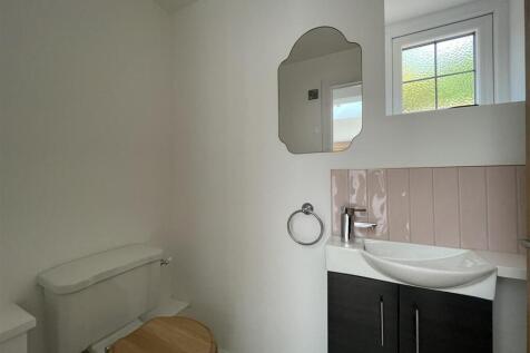 2 Manor Cottages - Cloakroom.JPG