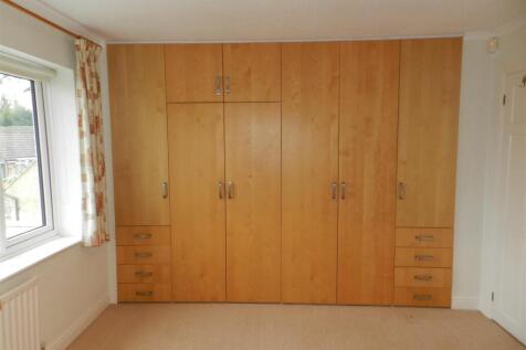19 Livingstone bedroom 1a.JPG