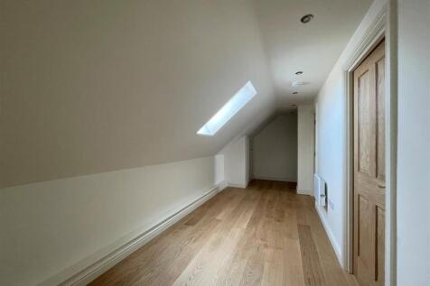 36 Moat House - Hallway.jpg