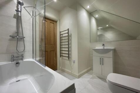 36 Moat House - Bathroom.jpg