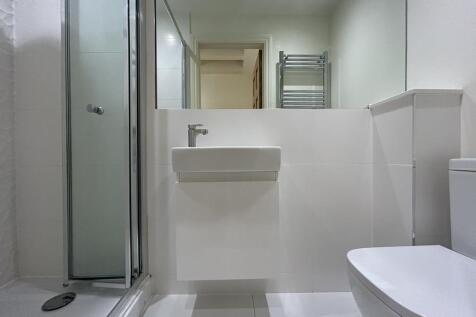 43 Moat Lane - En-Suite.jpg