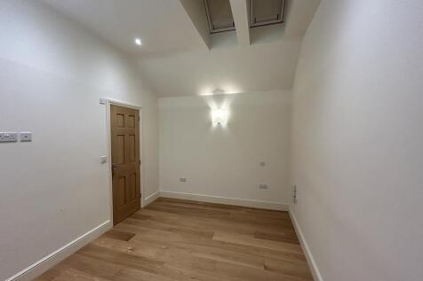 43 Moat Lane - Bed 2.jpg