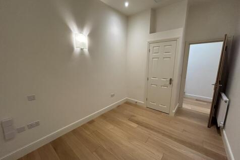 43 Moat Lane - Bed 2 (1).jpg