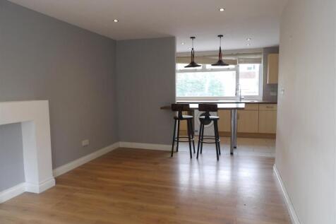15 Benbow lounge to kitchen.JPG