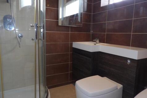15 benbow bathroom 1.JPG