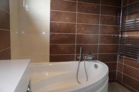 15 benbow bathroom 2.JPG