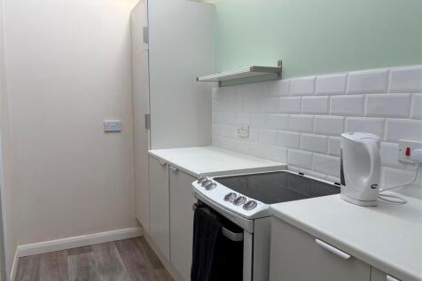 4 Wardens Lodge - Kitchen 1.jpg