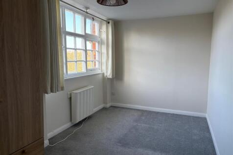 4 Wardens Lodge - Bedroom.jpg