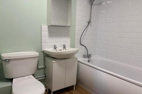 4 Wardens Lodge - Bathroom.jpg