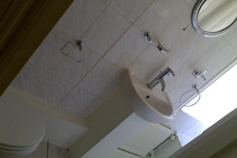 85B HRd 1 Bed toilet