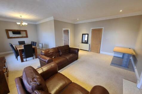 Open Plan Lounge / Dining Area