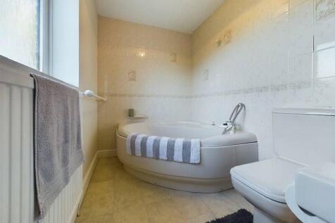 En Suite to Bedroom 1