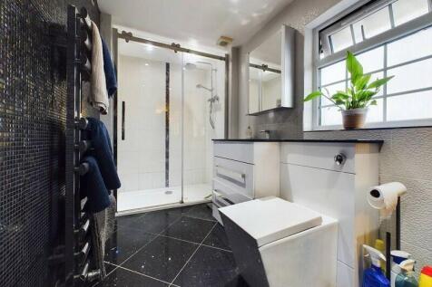 En Suite to Bedroom 1