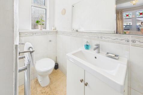 En Suite to Bedroom 1