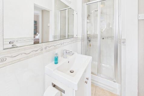 En Suite to Bedroom 1