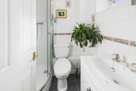 En Suite to Bedroom 1