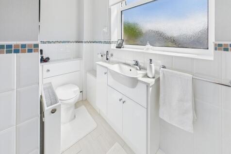 En Suit Bathroom to Bedroom One