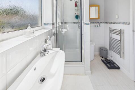 En Suit Bathroom to Bedroom One