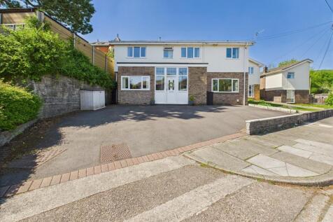 Driveway &amp; Front Entrance