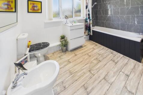 En Suite to Bedroom 1