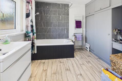 En Suite to Bedroom 1