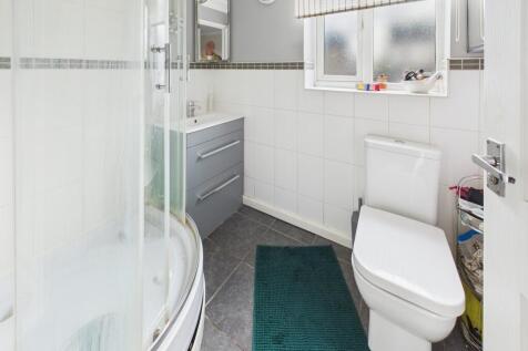 En Suite to Bedroom 2