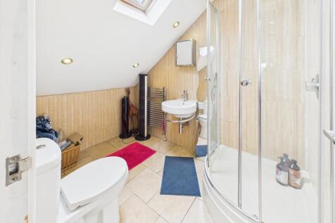 En Suite to Bedroom 1