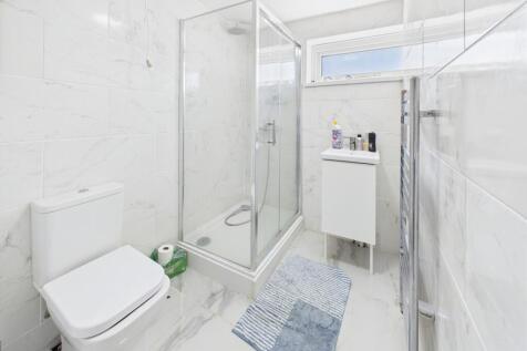 En Suite to Bedroom 1