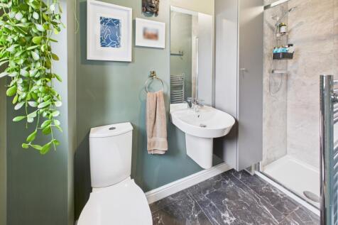 En Suite to Bedroom 1