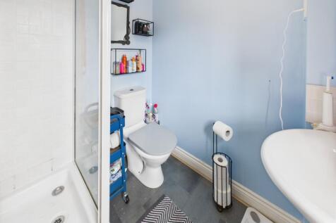 En Suite to Bedroom 1