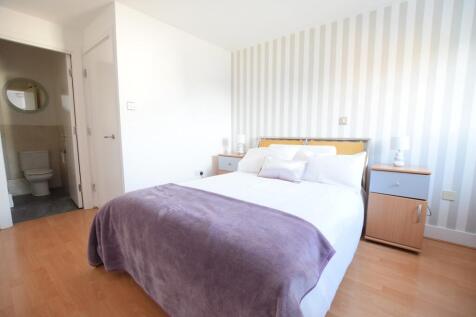 Principal bedroom with en-suite shower/wc