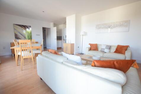 Open plan lounge/dining room