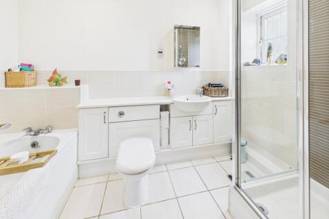 En Suite to Bedroom 1