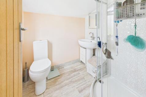 En Suite to Bedroom 1