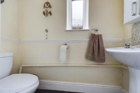 En Suite to Bedroom 1