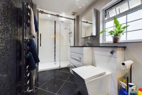 En Suite to Bedroom 1