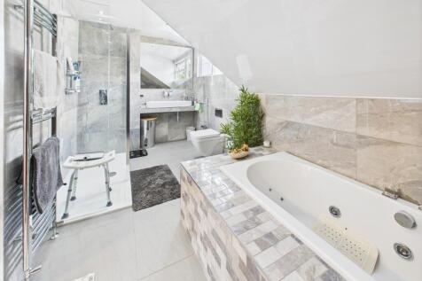 En Suite Bathroom to Bedroom 1