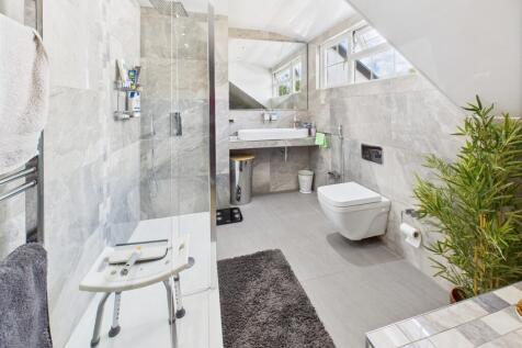 En Suite Bathroom to Bedroom 1