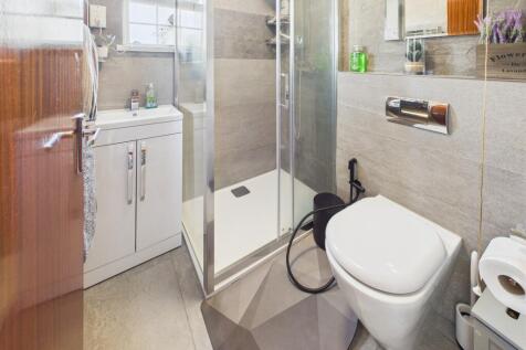 En Suite to Bedroom 4